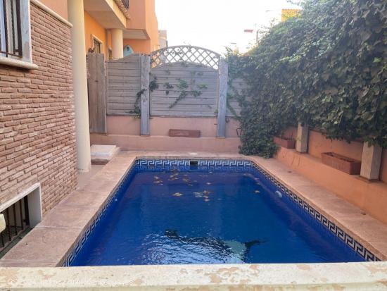 Se vende fantástico chalet con piscina privada en primera linea en Torrevieja - ALICANTE