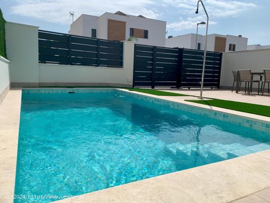 Villa en venta en Urbanización Roda Golf. - MURCIA