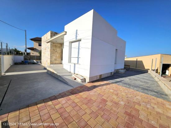 Chalet con tres dormitorios y garaje en Purias, de reciente construcción - MURCIA