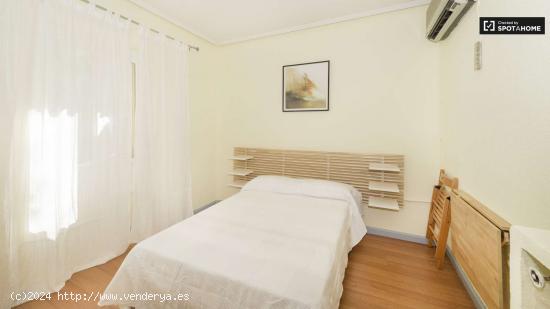 Habitación enorme con llave independiente en apartamento de 4 dormitorios, Salamanca - MADRID