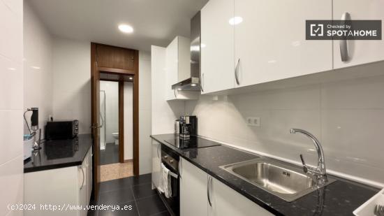 Se alquila habitación en piso de 5 dormitorios en Eixample - BARCELONA