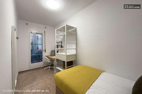 Se alquila habitación en piso de 5 dormitorios en Eixample - BARCELONA