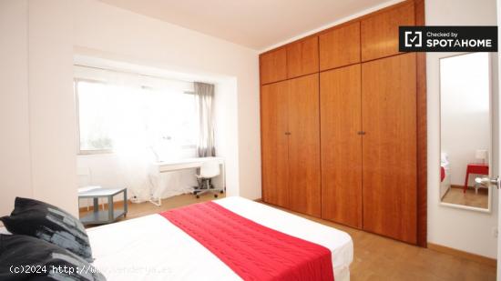 Amplia habitación con cama matrimonial en renta en Zona Universitaria. - BARCELONA