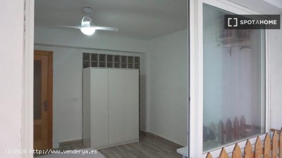 Se alquila acogedora habitación en piso de 5 habitaciones en Algirós - VALENCIA