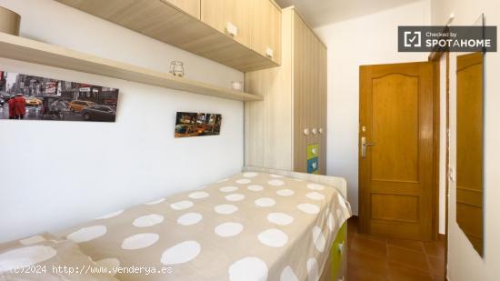 Se alquila habitación en piso de 4 dormitorios en Barcelona - BARCELONA