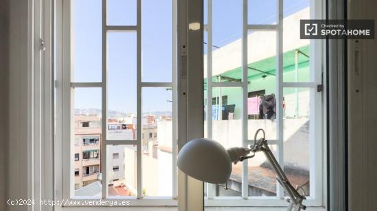 Se alquila habitación en piso de 4 dormitorios en Barcelona - BARCELONA