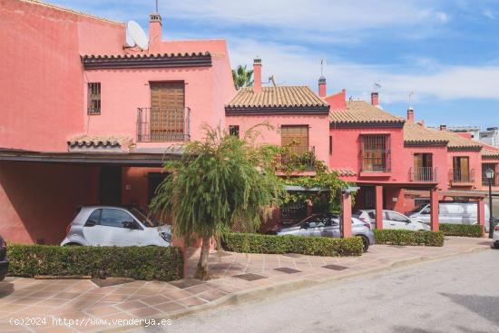 CASA ADOSADA JUNTO AL MAR EN URBANIZACION BAHIA AZUL ESTEPONA - MALAGA