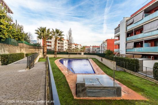 PISO MUY LUMINOSO CON PISCINA COMUNITARIA - BARCELONA