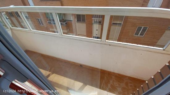 Excelente piso con garaje, 3 habitaciones, 2 baños. Calle San Vicente Martir. - VALENCIA