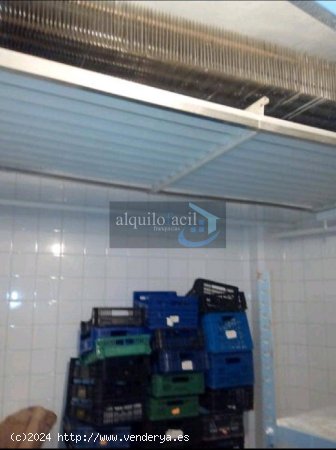 SE ALQUILA LOCAL EN SAN PABLO DE 140 METROS IDEAL PARA SUPERMERCADO POR 400€