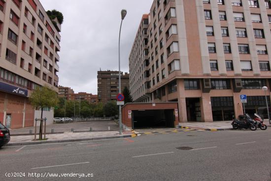  EKiser vende plaza de garaje pequeña en Av. de Pío XII, 30 de Pamplona - NAVARRA 