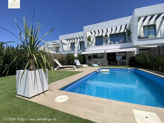 ALQUILER TEMPORAL DE GRAN CHALET ADOSADO EN VILLANUEVA GOLF - CADIZ