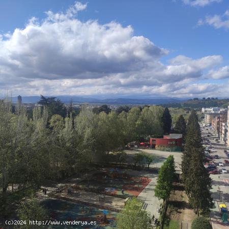  ESPECTACULAR VIVIENDA DE 250 M2 EN PLANTA DELANTE DEL PARQUE DEL PLANTIO - LEON 