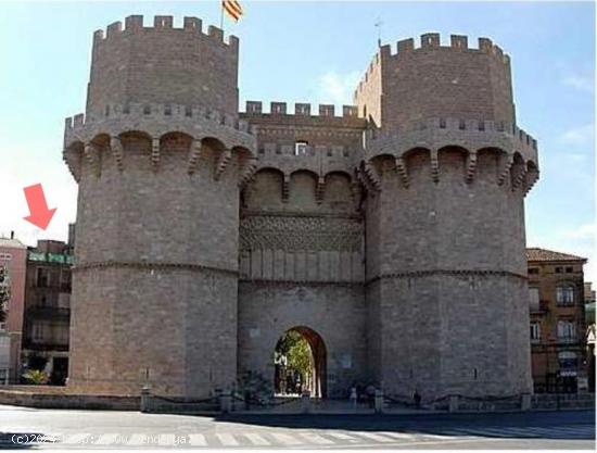  Edificio para rehabilitar en el centro de Valencia (torres de Serrano) - VALENCIA 