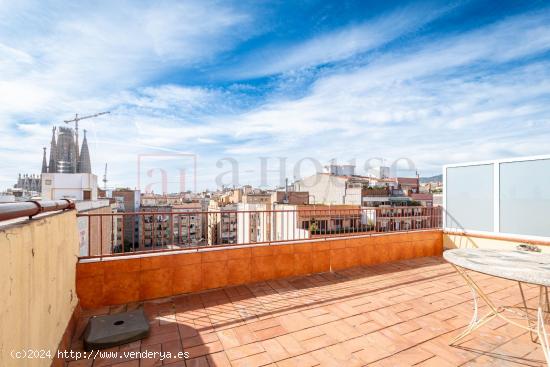 Sobre Ático con vistas al mar y a la Sagrada Familia - BARCELONA