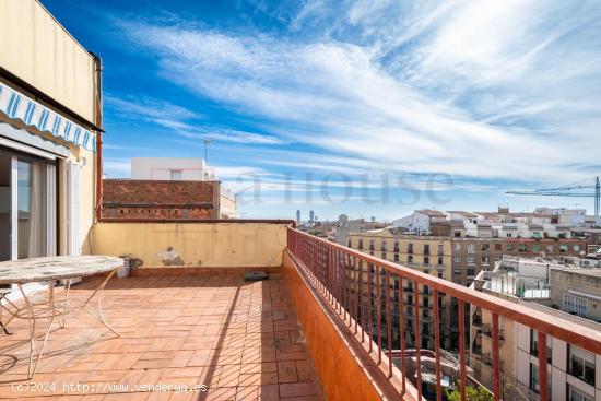 Sobre Ático con vistas al mar y a la Sagrada Familia - BARCELONA