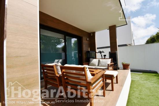 PRECIOSO, NUEVO Y MODERNO CHALET CON GARAJE, ASCENSOR, TERRAZA Y TRASTERO - CASTELLON