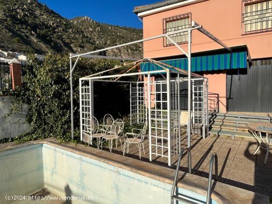 CASA EN UNA PLANTA CON PISCINA - GRANADA