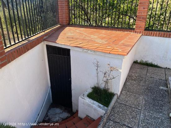 CASA EN UNA PLANTA CON PISCINA - GRANADA