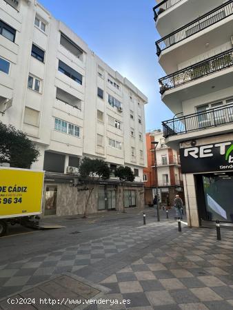 BUEN PISO EN PLENO CENTRO DE ALGECIRAS CON PLAZA DE GARAJE¡¡ - CADIZ