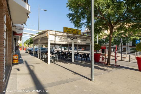 Venta por jubilación, de local + cafetería + restaurante en Armilla, frente a la parada del Metro.