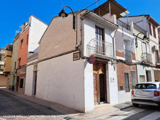 CASA ESQUINERA A DOS CALLES - VALENCIA