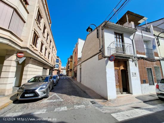 CASA ESQUINERA A DOS CALLES - VALENCIA