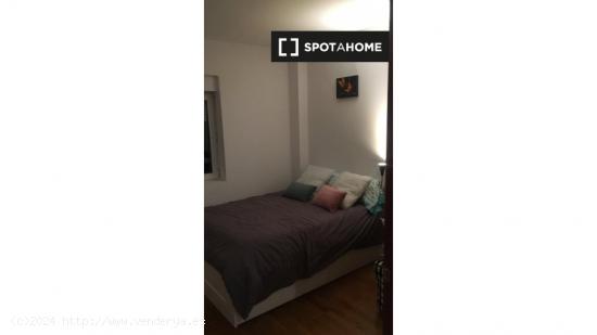 Habitación en piso compartido en barcelona. - BARCELONA