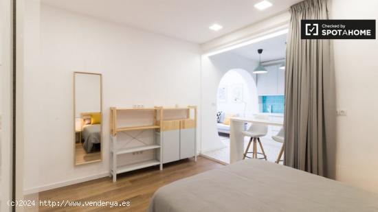 Acogedor estudio con balcón y baño en Gracia norte Co-Living - BARCELONA