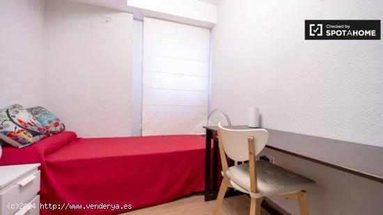 Se alquila habitación en piso de 4 dormitorios en Valencia - VALENCIA