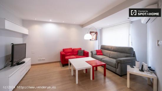 Se alquila habitación en piso de 4 dormitorios en Valencia - VALENCIA