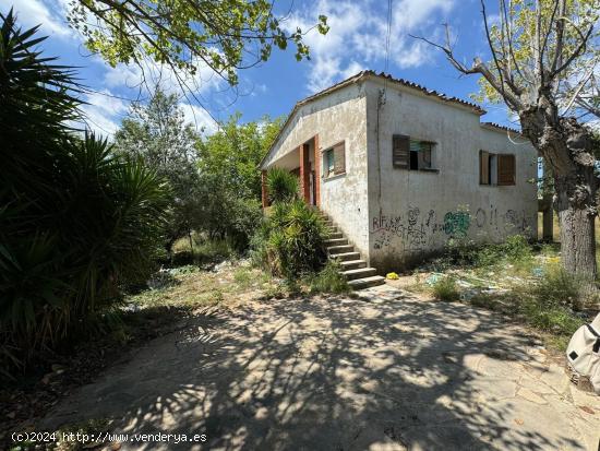  Casa aislada con 4500 m2 de terreno en Torrelles - BARCELONA 