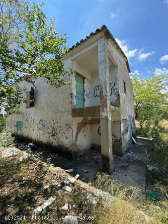 Casa aislada con 4500 m2 de terreno en Torrelles - BARCELONA