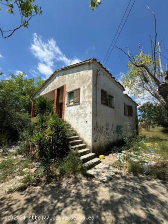 Casa aislada con 4500 m2 de terreno en Torrelles - BARCELONA