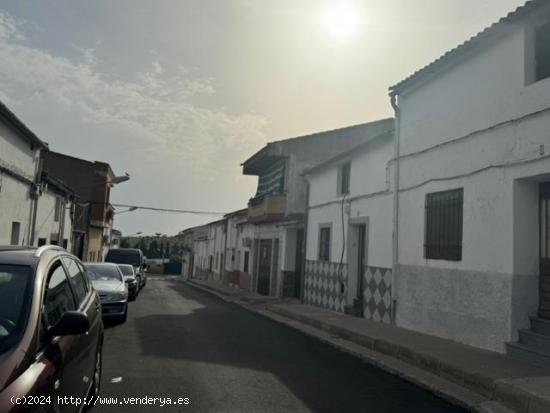 CASABANCO VENDE  VIVIENDA DE TRES DORMITORIOS EN MIAJADAS - CACERES