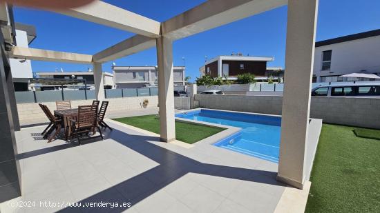 Villa independiente con piscina privada en Gran Alacant - ALICANTE