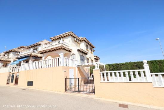 Corner townhouse in Lomas de Cabo Roig - ALICANTE