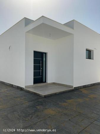 Chalet con Piscina en Parcela de más de 700m²  ¡Ideal para Disfrutar al Aire Libre! - CADIZ