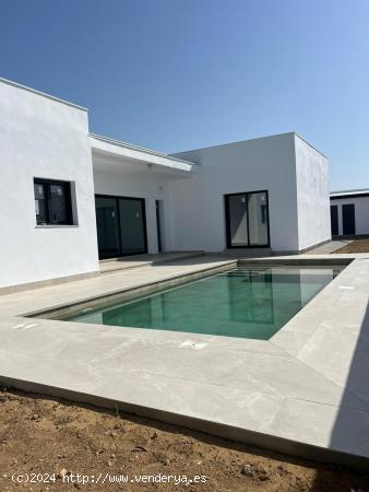 Chalet con Piscina en Parcela de más de 700m²  ¡Ideal para Disfrutar al Aire Libre! - CADIZ