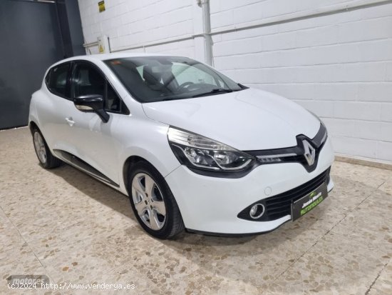 Renault Clio Authentique de 2014 con 200.000 Km por 5.800 EUR. en Sevilla