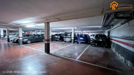 PLAZA DE PARKING PARA COCHE MEDIANO-GRANDE - BARCELONA