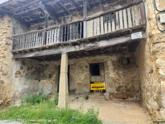  CONJUNTO DE CASA Y CUADRA PARA REHABILITAR CON UN PEQUEÑO JARDÍN EN HELGUERAS, VAL DE SAN VICENTE  