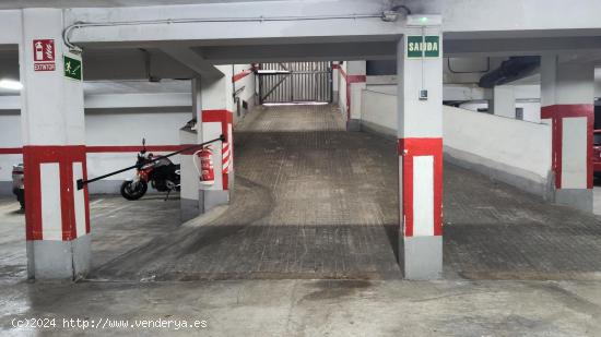 Plaza de garaje de moto en venta o alquiler en C/Na Rovella - VALENCIA