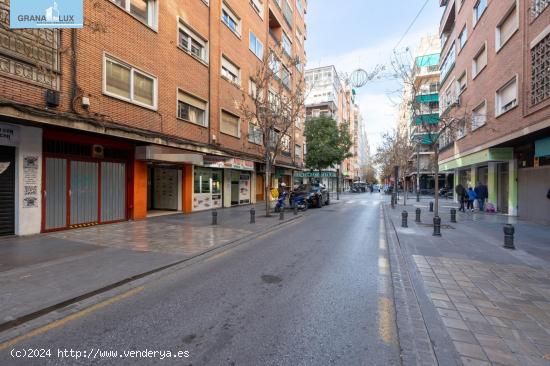  Amplia plaza de garaje cerrada para coche grande en Pedro Antonio Alarcón, junto Emperatriz Eugenia 