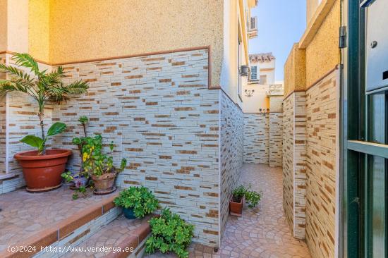 SOLEADA CASA PAREADA CON JARDÍN, SÓTANO Y SOLARIUM EN CHAPÍN - CADIZ