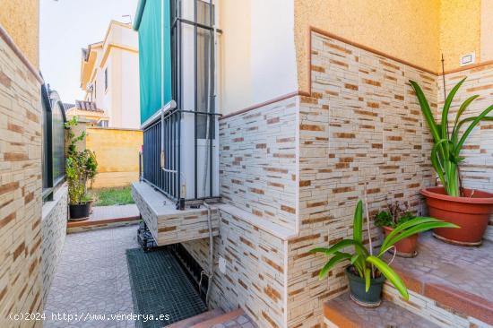 SOLEADA CASA PAREADA CON JARDÍN, SÓTANO Y SOLARIUM EN CHAPÍN - CADIZ