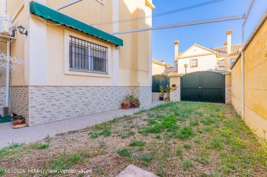 SOLEADA CASA PAREADA CON JARDÍN, SÓTANO Y SOLARIUM EN CHAPÍN - CADIZ