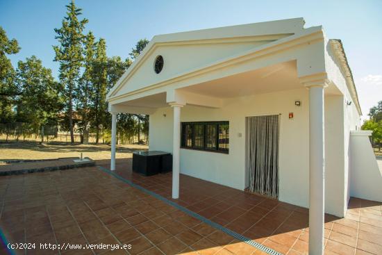 PRECIOSA PARCELA CON CHALET Y PISCINA EN UN PARAGE MUY TRANQUILO - BADAJOZ