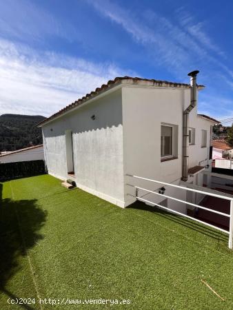 Casa esquinera ubicada en el centro de Corbera. - BARCELONA