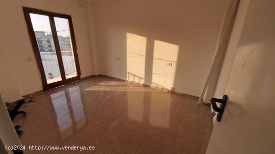 Se alquila piso SIN ASCENSOR de 77m2 con 4 habitaciones, baño y aseo - BALEARES